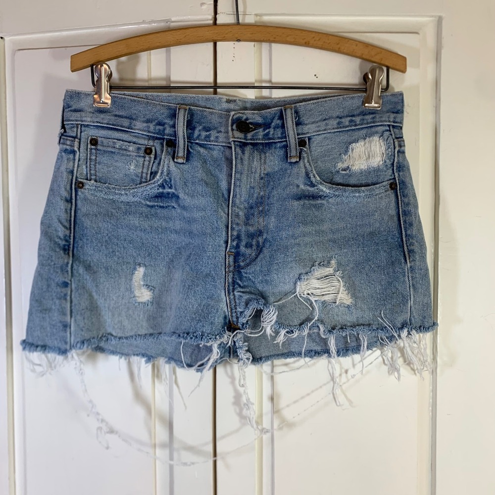 Levis 505 C Light Wash Distressed Raw Hem Denim Shorts W28 Womens Festival